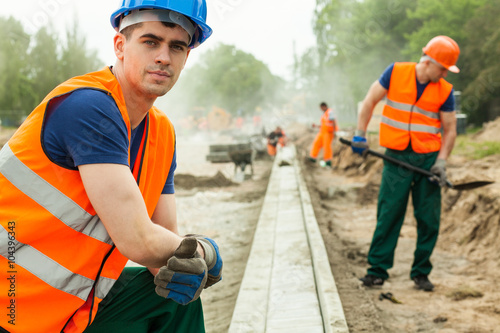 Tapety artystyczne Young building worker