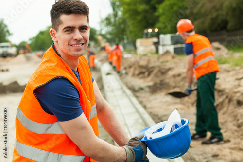 Tapety artystyczne Smiling building worker
