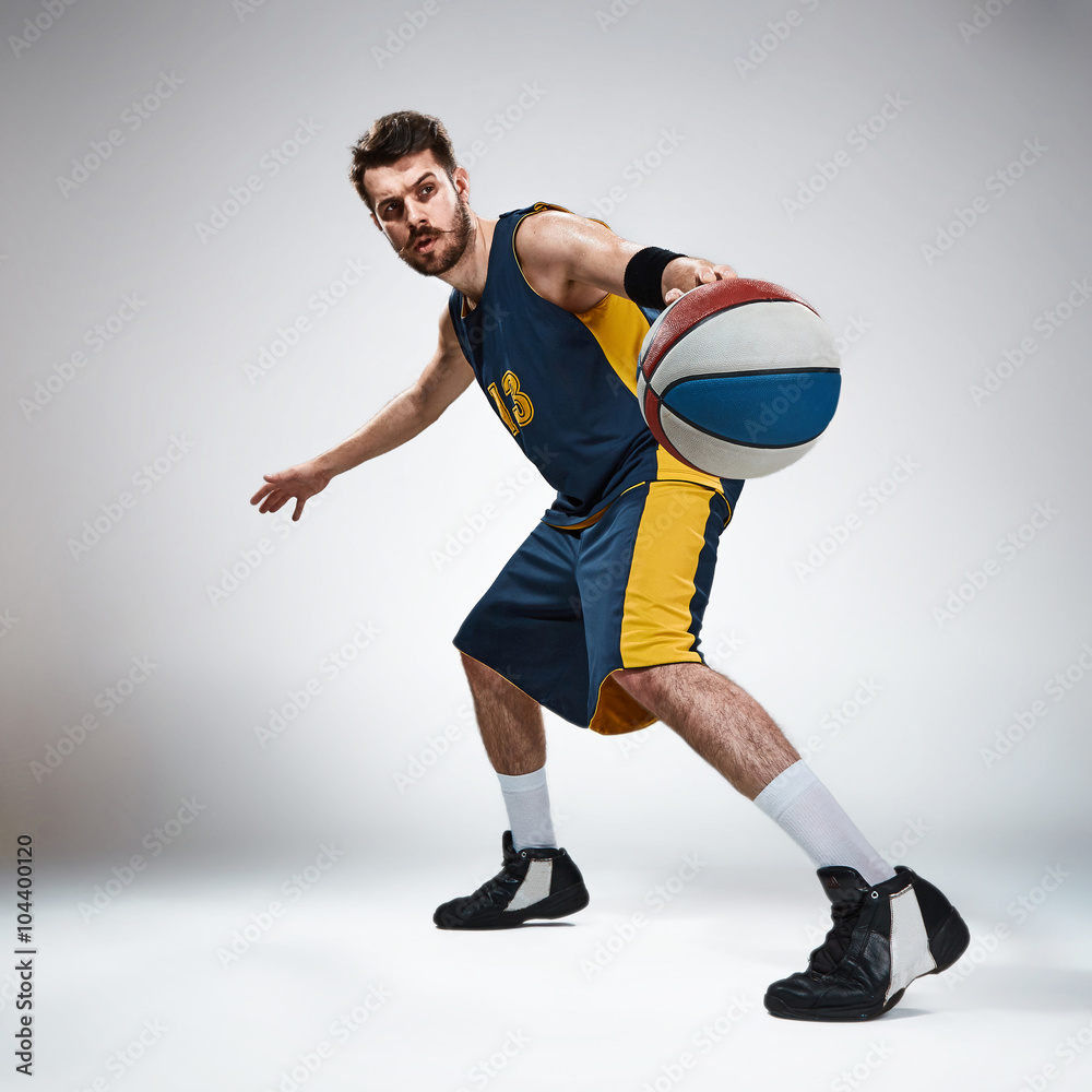 Fotografie Po celé délce portrét basketbalový hráč s míčem