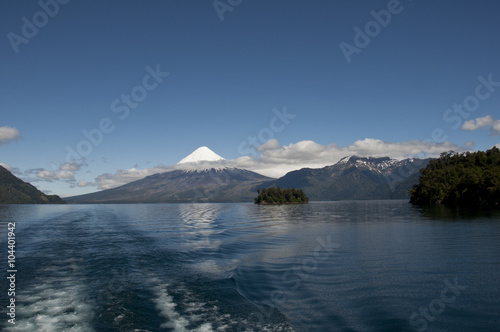 Lago de Todos los Santos con el Volcán Osorno nevado. Chile