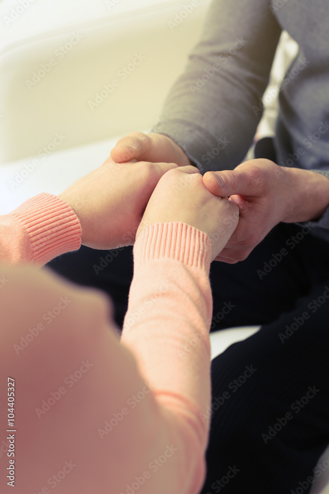 Obraz premium Man and woman holding hands closeup