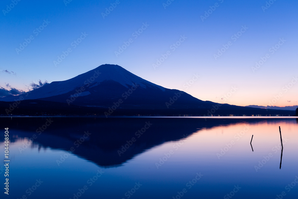 Lake Yamanaka with Fujisan at sunset