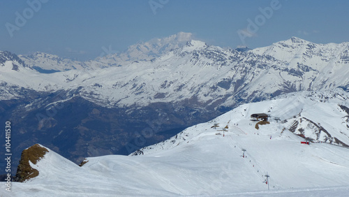 Winterpanorama mit Mont Blanc bei La Toussuire im Skigebiet Les Sybelles