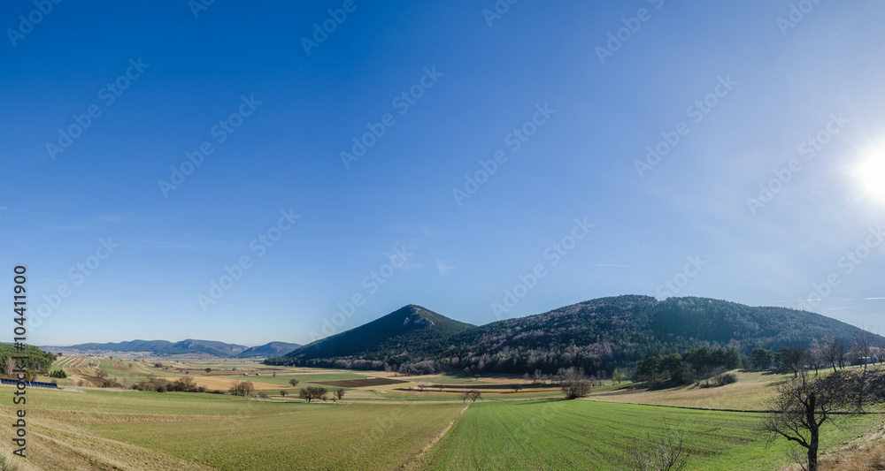 grosser gruener berg in landschaft panorama grosser gruener berg in landschaft panorama