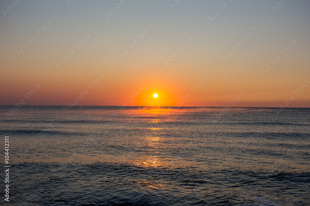 Beeindruckender Sonnenaufgang über dem Meer (Schwarzes Meer, Obsor, Bulgarien)