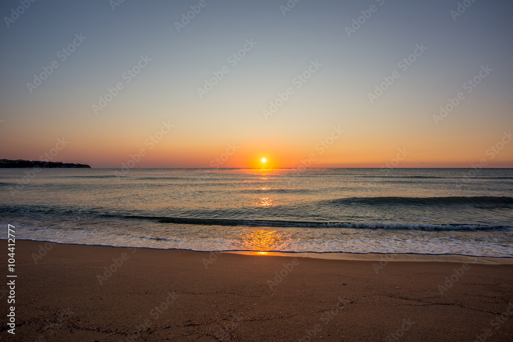 Beeindruckender Sonnenaufgang über dem Meer (Schwarzes Meer, Obsor, Bulgarien)