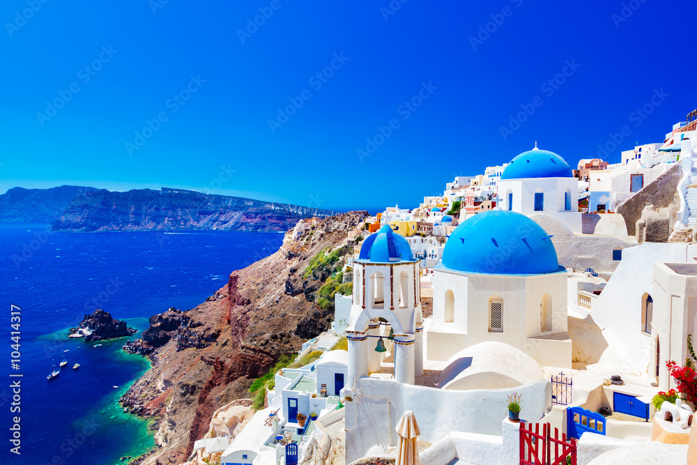 Fototapeta premium Oia miasteczko na Santorini wyspie, Grecja. Kaldera na Morzu Egejskim.