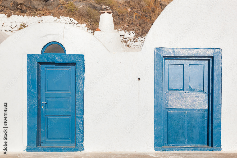 Fototapeta premium Grunge old blue doors in Oia town, Santorini, Greece.