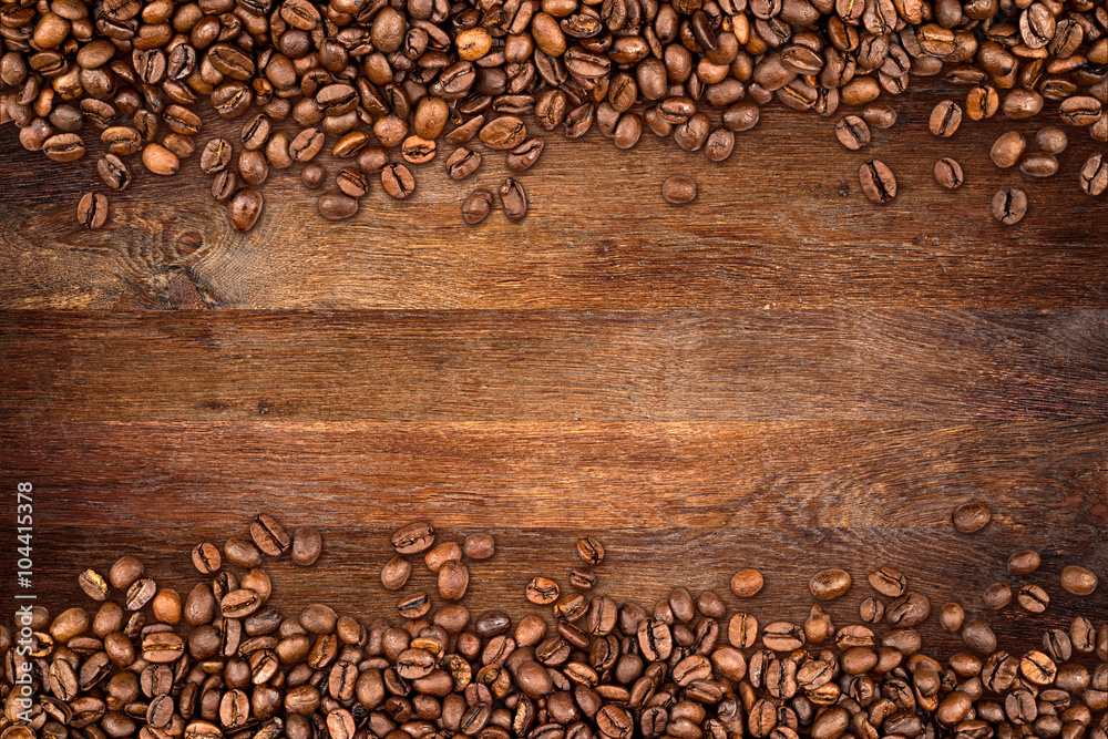 Naklejka premium tło kawy z fasoli na rustykalne stare drewno dębowe