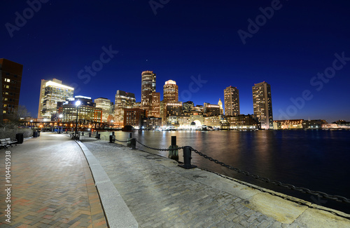 Billede på lærred Boston Custom House, Rowes Wharf and Financial District skyline at night, Boston
