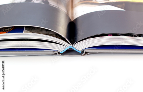 Obraz na płótnie Aufgeschlagenes Buch. Buchrücken als Hardcover aus der Buchbinderei. w salonie