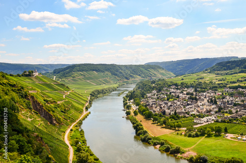 Foto View to river Moselle and Marienburg Castle near village Puenderich - Mosel wine