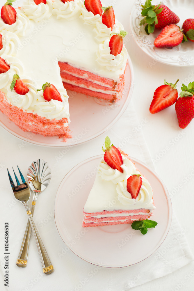 Cake with strawberries and strawberry jam.