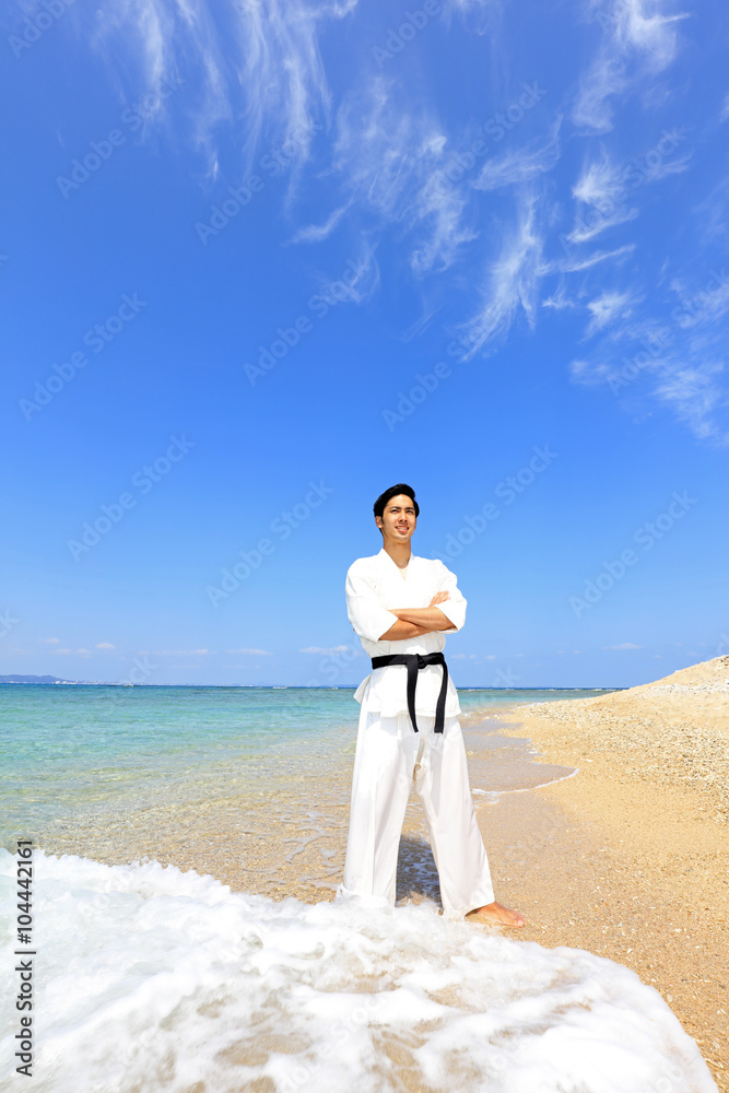 南国の美しいビーチで鍛える男性