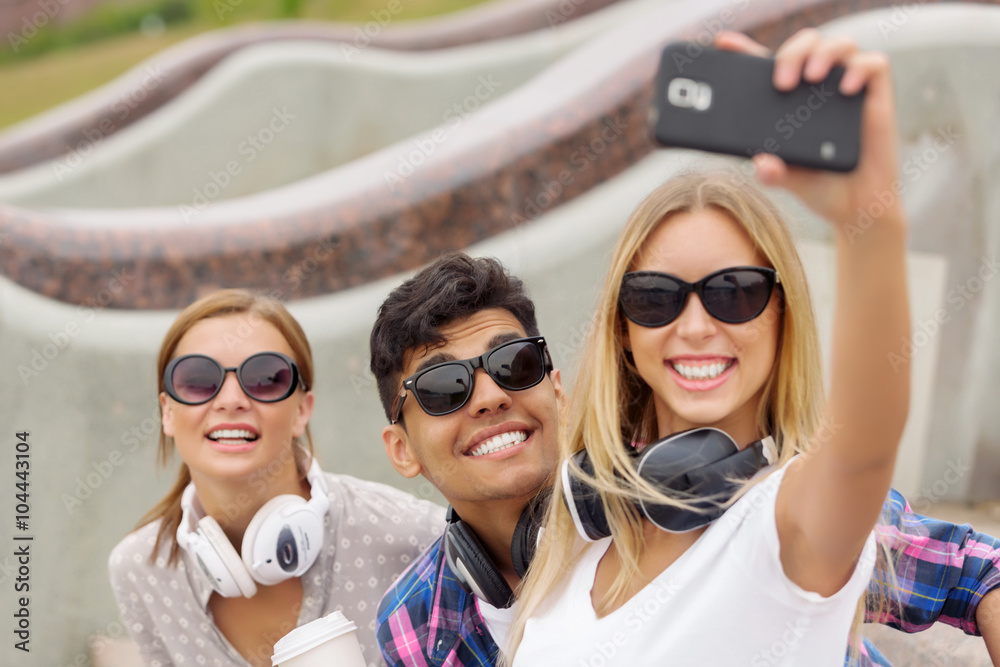 Make selfie photos with friends Make selfie photos with friends
