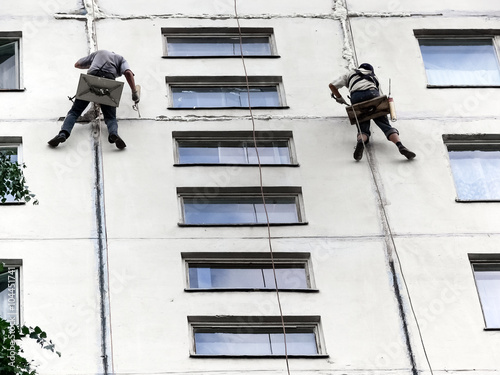 Foto climbers-builders warm a multystoried house