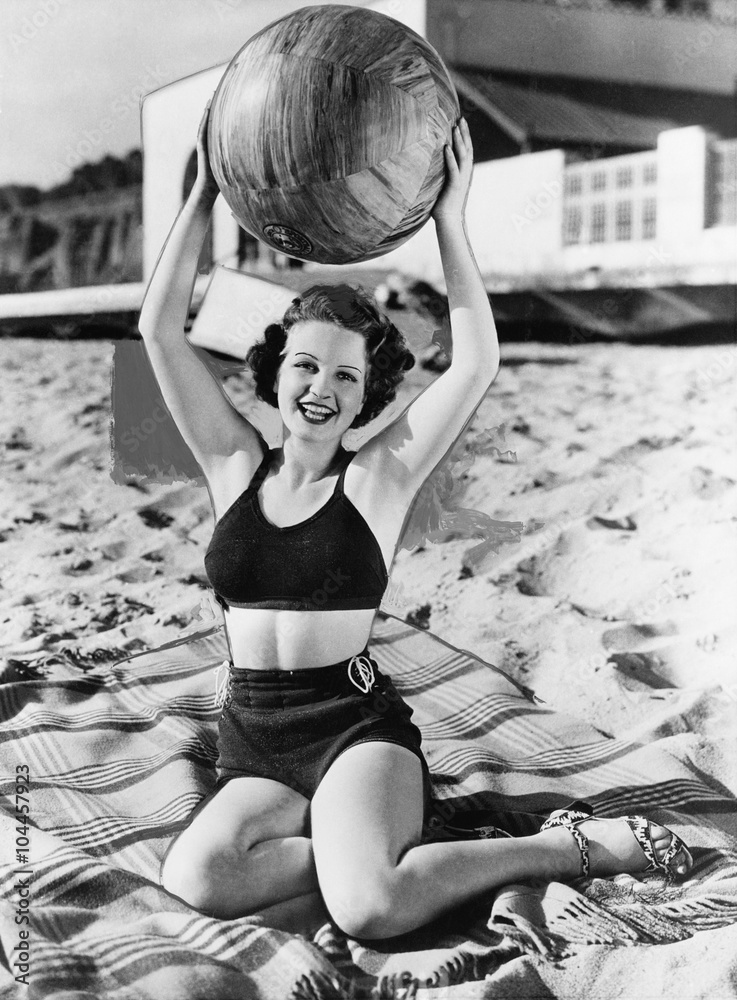 Naklejka premium Portret kobieta z piłką przy plażą