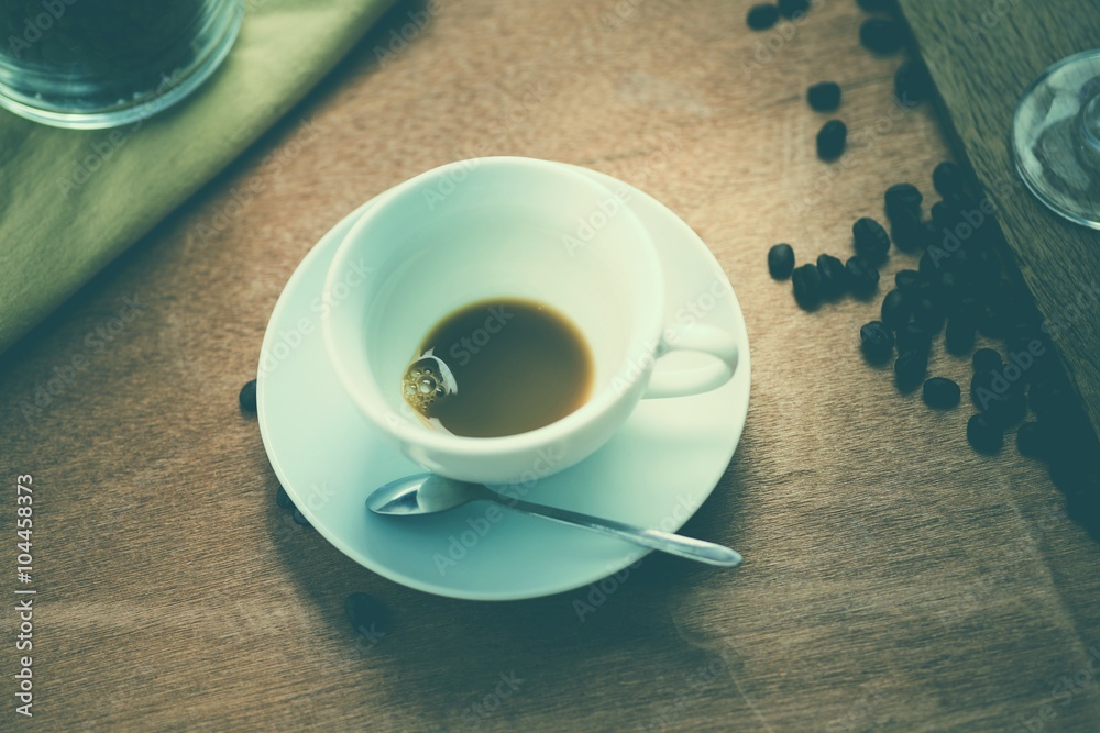 Obraz premium Completion of the coffee. Closeup empty cofee cup on wooden floo
