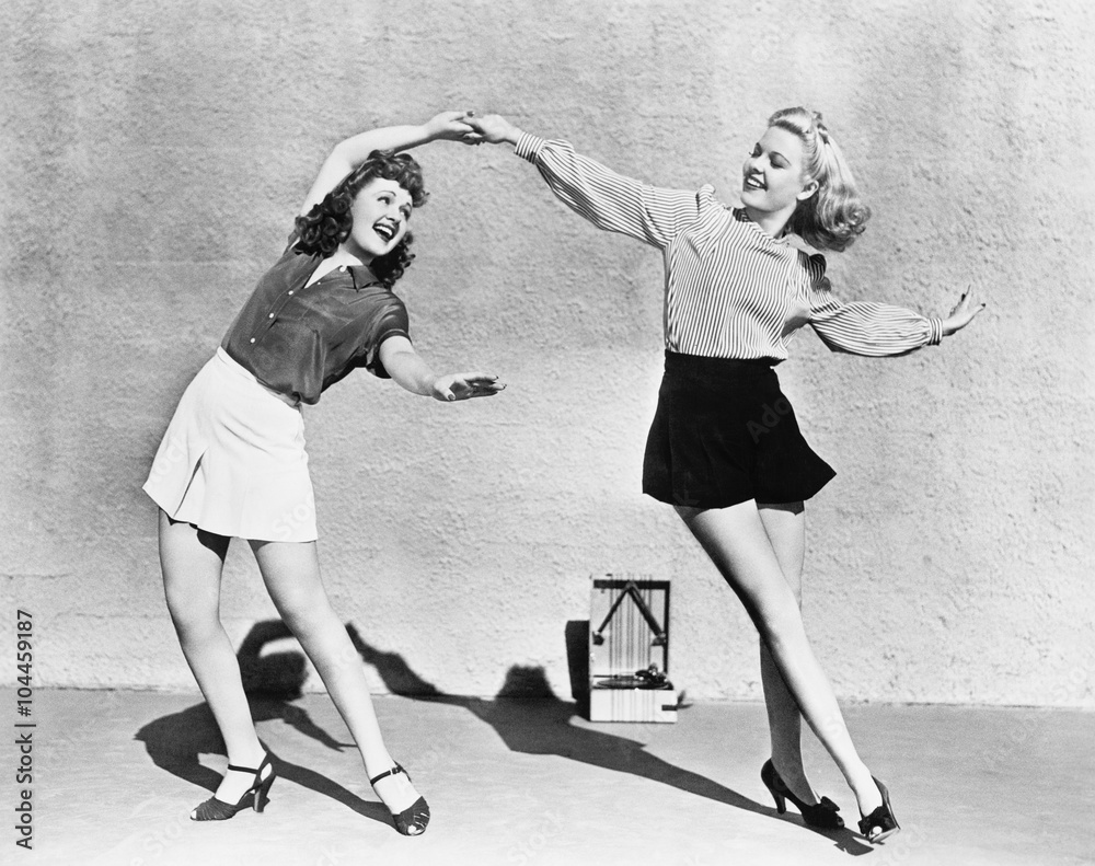 Obraz premium Two women dancing outside 