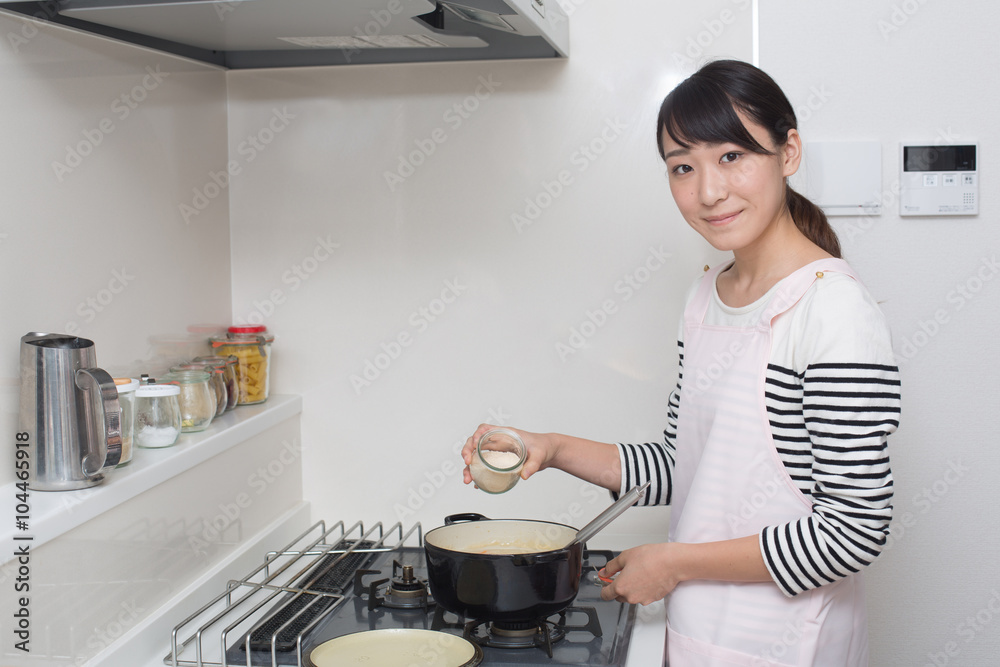 料理をする女性 料理をする女性