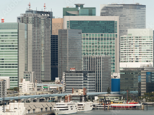 東京・日の出埠頭と高層ビル街