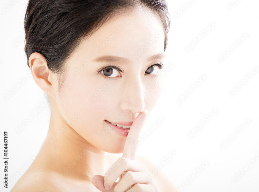  closeup  young   woman  face with quiet gesture