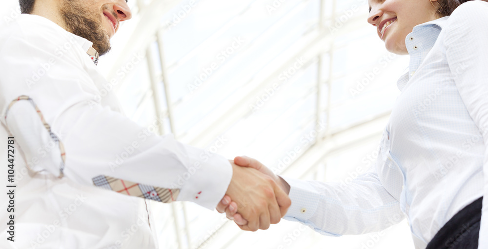 Obraz premium Business people shaking hands at the office