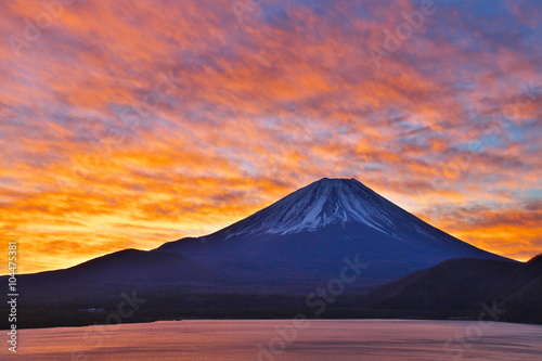 朝焼けの富士山 © tabibito
