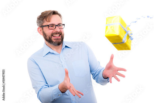 mann fängt geschenk auf
