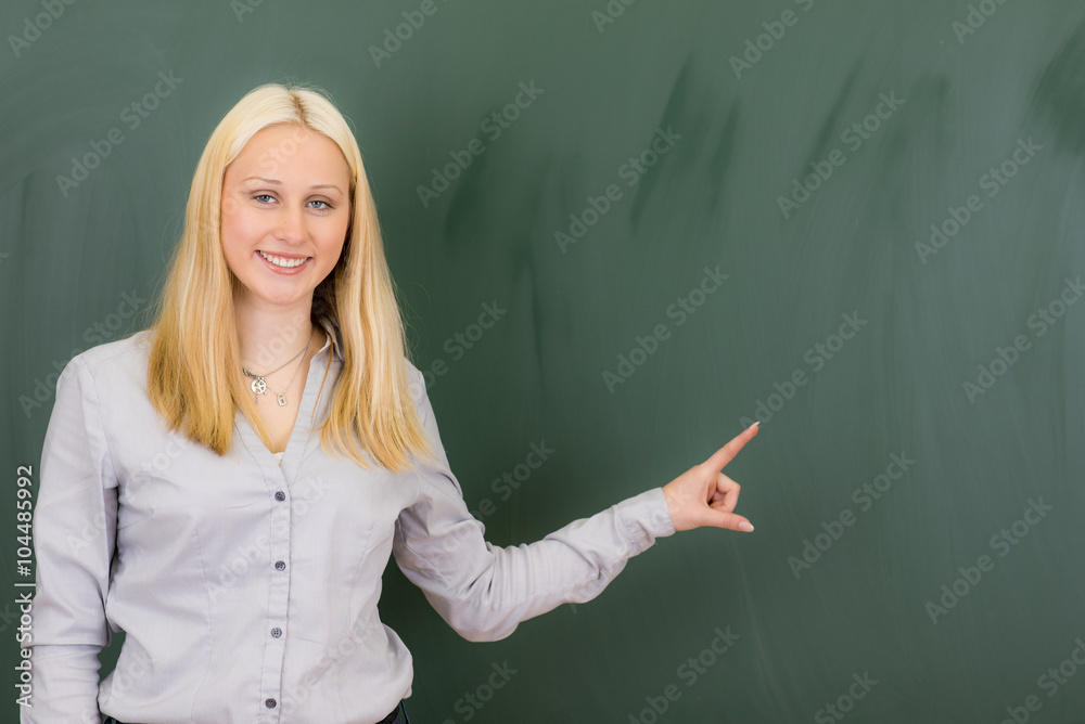 schülerin zeigt auf leere tafel