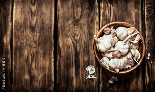 The fresh garlic in a wooden bowl.