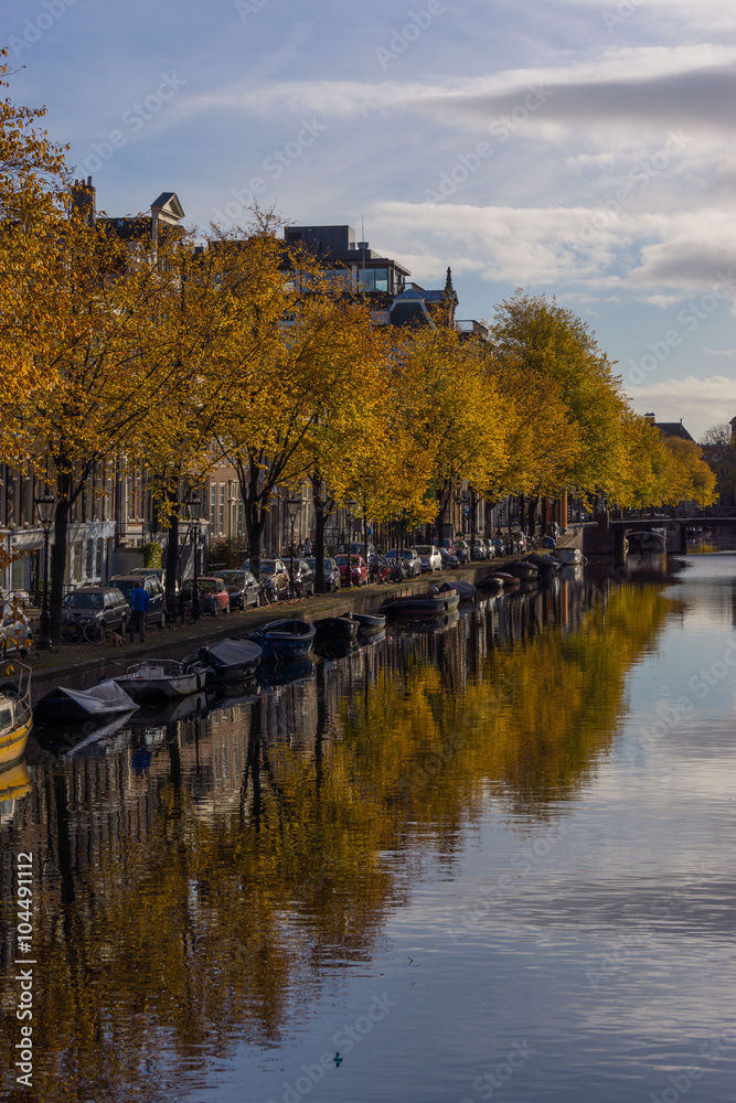 Amsterdamer Gracht mit Spiegelung der Häuser