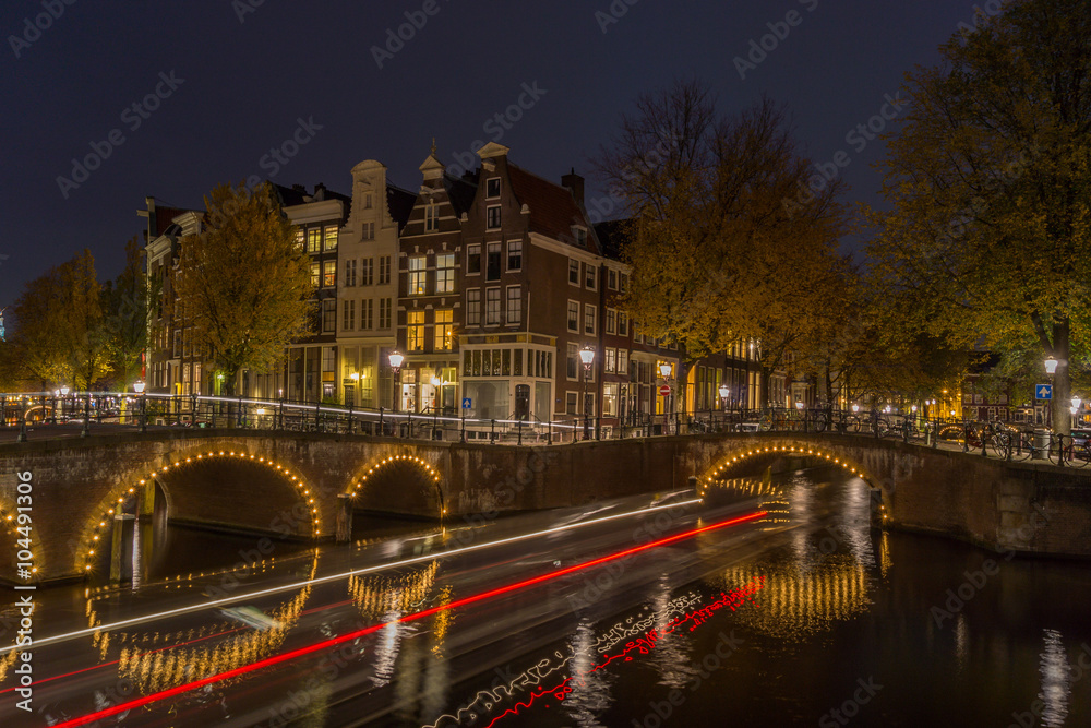 Amsterdam bei Nacht mit Schiffsverkehr