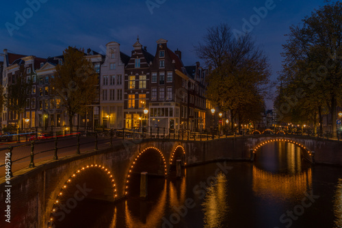 Amsterdamer Brücke bei Nacht
