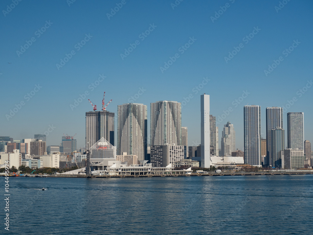 東京港と高層ビル街