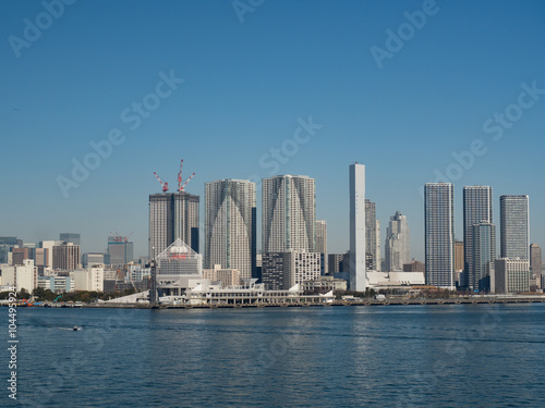 東京港と高層ビル街 © moonrise