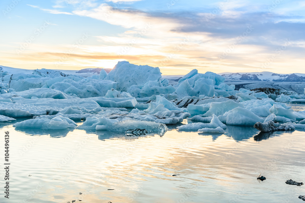 Fototapeta premium Scenic view of icebergs in glacier lagoon, Iceland