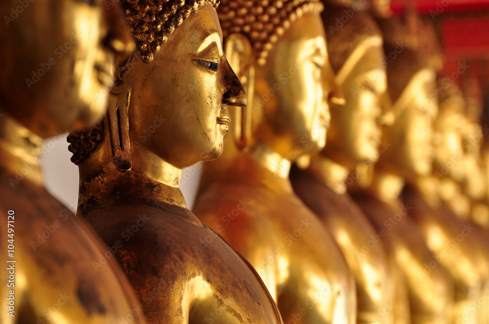 Fototapeta premium Tajlandia, Bangkok - punkt skupienia na posągu Buddy w świątyni świtu Wat Arun - zdjęcia w stylu vintage efekt