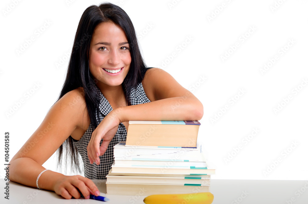 Attraktive schwarzhaarige Studentin mit Lehrbüchern