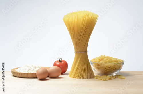 Pasta espagueti y penne cruda