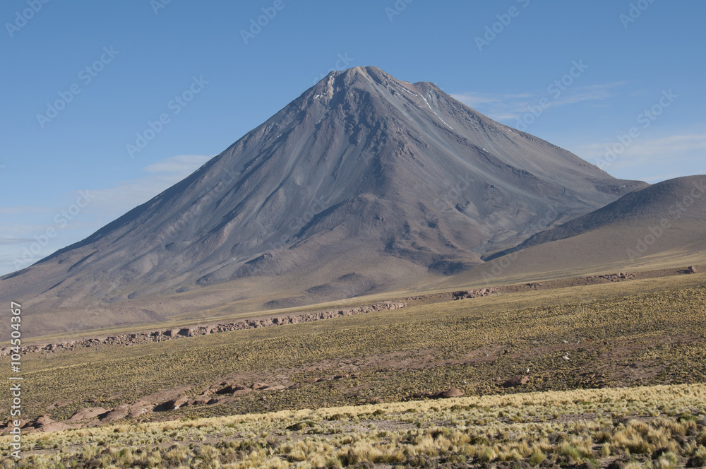 Volcán cónico en los Andes del desierto de Atacama, Chile 