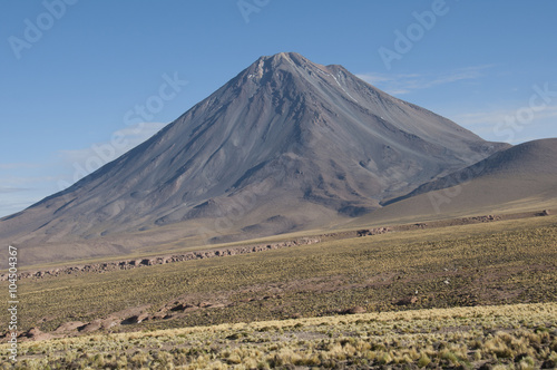 Volcán cónico en los Andes del desierto de Atacama, Chile 
