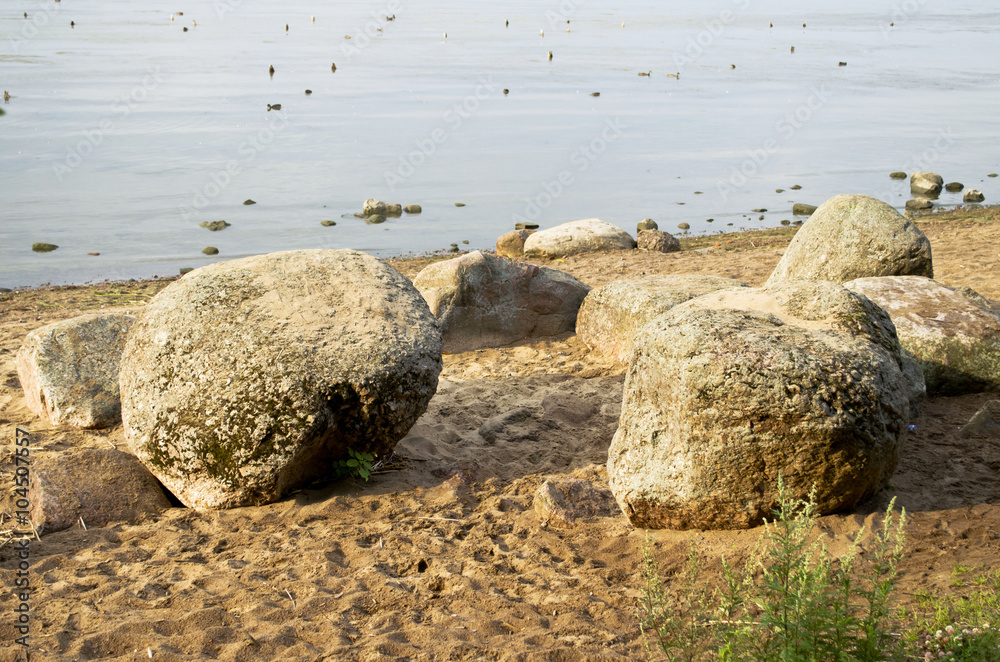 Obraz premium large boulders on the shore of lake