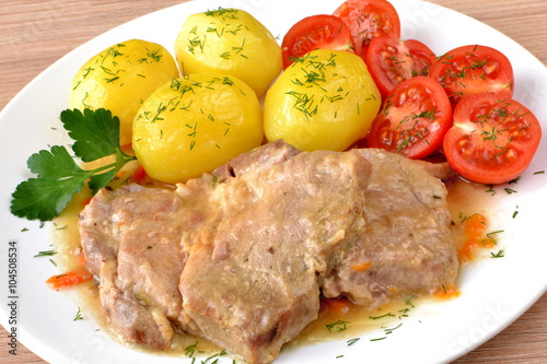 mięso duszone z ziemniakami i pomidorem