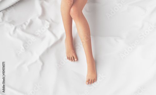 Gambe donna su letto nude femminili photo