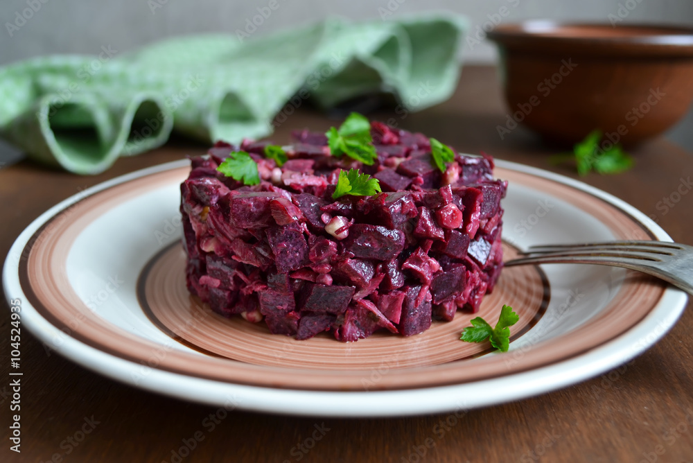 Salad with beets and chicken with walnut sauce Salad with beets and chicken with walnut sauce