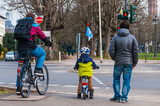 Kind auf einem Fahrrad im Straßenverkehr; Deutschland