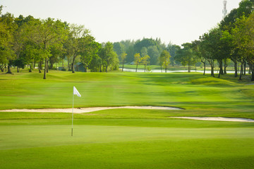 Acrylglasbilder Golf Weitläufiger Golfplatz mit Landschaftsblick  © wuttichok