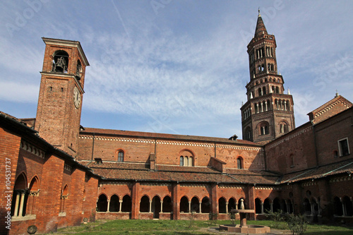 Fotografie abbazia di Chiaravalle Milanese: le due torri dal chiostro