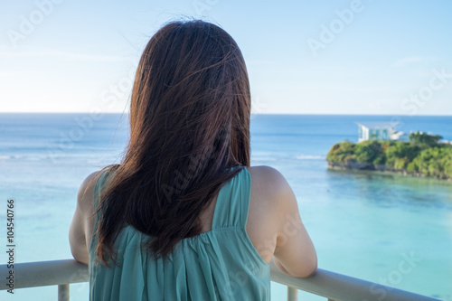 海を見る女性 -young woman relax in Tropical resort 